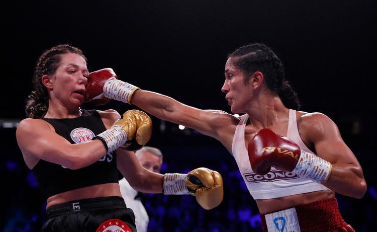 Boxing - Amanda Serrano v Sarah Mahfoud - IBF, IBO, WBC &amp; WBO World Featherweight Titles - AO Arena, Manchester, Britain- September 24, 2022 Amanda Serrano in action with Sarah Mahfoud Action Images via Reuters/Andrew Couldridge Foto: Andrew Couldridge/Ritzau Scanpix