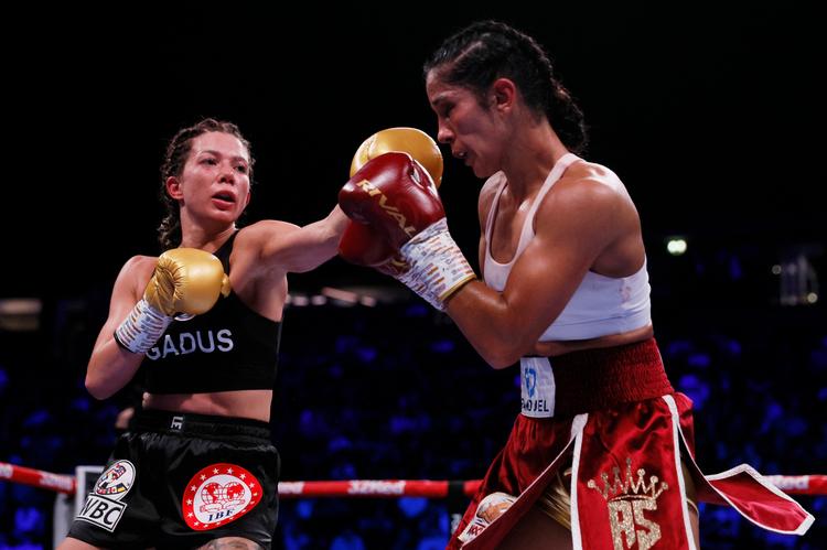 Boxing - Amanda Serrano v Sarah Mahfoud - IBF, IBO, WBC &amp; WBO World Featherweight Titles - AO Arena, Manchester, Britain- September 24, 2022 Amanda Serrano in action with Sarah Mahfoud Action Images via Reuters/Andrew Couldridge Foto: Andrew Couldridge/Ritzau Scanpix