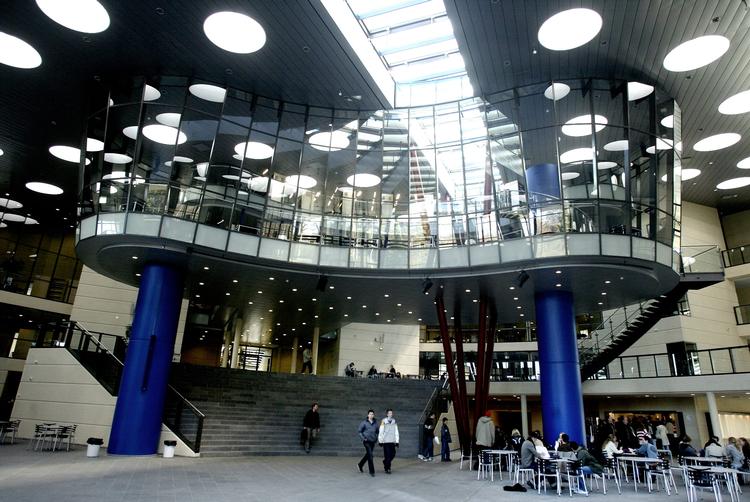     Nærum Amtsgymnasium. Det nye gymnasium af arkitekterne Dall &amp; Lindhardtsen A/S i Nærum er alverdens moderne teknik i god arkitektur - og med stor kunst af Henning Damgård-Sørensen til inspiration for de videbegærlige horder.     Foto: Thomas Borberg