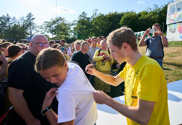 Jonas Vingegaard har solet sig i hyldestseancer og har slappet af siden Tour de France-triumfen, men nu er tiden inde til atter at trække i cykeltøjet.
 Foto: Claus Bonnerup