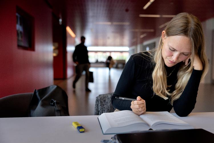 Luna Daugaard er i gang med 8. semester på jura og bruger ti timer om dagen på studie og studiejob.    Foto: Mads Nissen