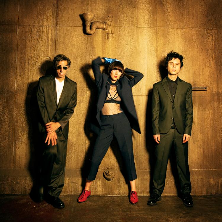 Newyorkerbandet Yeah Yeah Yeahs har stadig det karismatiske powerhouse af en sanger, Karen O., i front. Pr-foto 