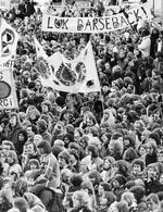 De danske protestbevægelser imod atomkraft rækker tilbage til atom-marcherne i starten af 1960'erne. Man reagerede her imod atomoprustningen i Vesten og ønskede at holde Danmark frit for atomvåben. Senere rettede modstanden sig også mod atomkraftværker i og i nærheden af Danmark.Demonstration i 1979 mod det svenske kernekraftværk Barsebäck på Øresundskysten over for København.   Arkivfoto Jacob Maarbjerg