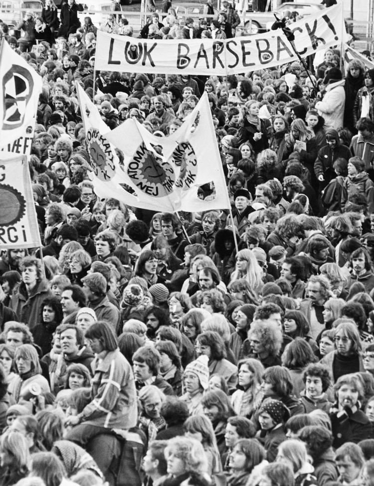 De danske protestbevægelser imod atomkraft rækker tilbage til atom-marcherne i starten af 1960'erne. Man reagerede her imod atomoprustningen i Vesten og ønskede at holde Danmark frit for atomvåben. Senere rettede modstanden sig også mod atomkraftværker i og i nærheden af Danmark.Demonstration i 1979 mod det svenske kernekraftværk Barsebäck på Øresundskysten over for København.   Arkivfoto Jacob Maarbjerg