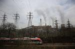 Et tog drøner forbi Republika-atomkraftværket i byen Pernik, Bulgarien. Det er landets eneste atomkraftværk og det genererer mere end en tredjedel af Bulgariens elektricitet - og så er værket dybt afhængigt af russisk uran for at sikre driften.   Foto: Valentina Petrova/Ritzau Scanpix