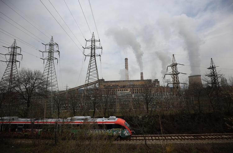 Et tog drøner forbi Republika-atomkraftværket i byen Pernik, Bulgarien. Det er landets eneste atomkraftværk og det genererer mere end en tredjedel af Bulgariens elektricitet - og så er værket dybt afhængigt af russisk uran for at sikre driften.   Foto: Valentina Petrova/Ritzau Scanpix