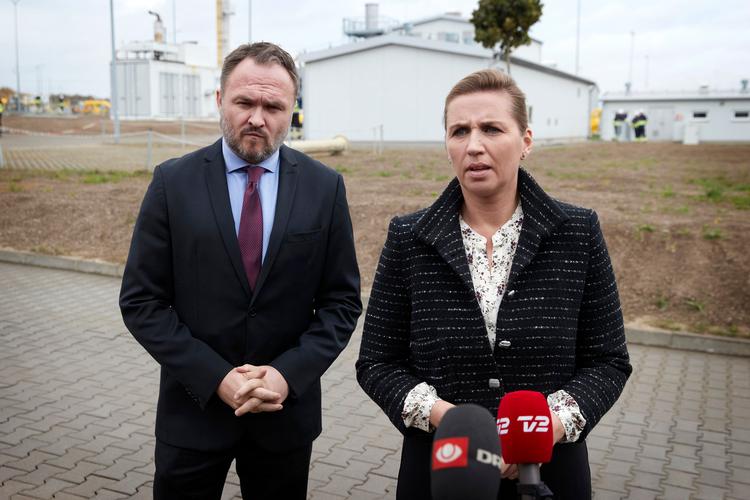 Statsminister Mette Frederiksen og energi- og forsyningsminister Dan Jørgensen fotograferet tidligere i dag i Polen, hvor de deltog i åbningen af gasledningen Baltic Pipe i Stettin. Foto: Jens Dresling