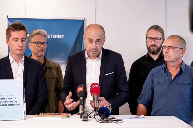 De blå partiers repræsentanter undlod at stå for tæt på sundhedsminister Magnus Heunicke (S), der her er omringet af støttepartierne SF, Alternativet, Det Radikale Venstre og Enhedslisten. Foto: Liselotte Sabroe/Ritzau Scanpix