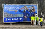 Kollektivet Brandalism har omskrevet Ryaniars slogan 'Low fares. Made simple' i en protest mod luftfartsselskabets klimabelastning.  Foto: Brandalism