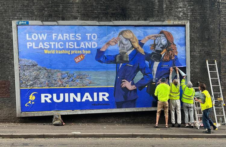 Kollektivet Brandalism har omskrevet Ryaniars slogan 'Low fares. Made simple' i en protest mod luftfartsselskabets klimabelastning.  Foto: Brandalism