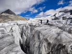 Schweiziske glaciologer måler i en labyrint af sprækker ved Rhone gletsjeren.  Foto: Matthias Huss