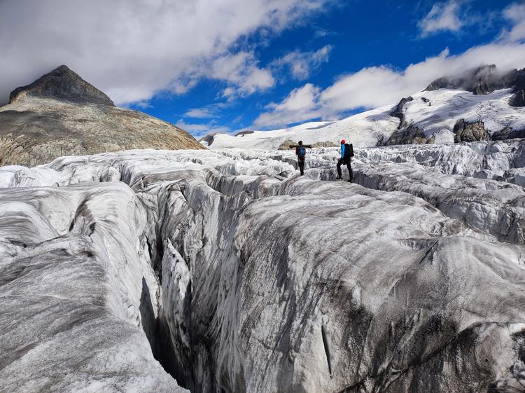 Schweiziske glaciologer måler i en labyrint af sprækker ved Rhone gletsjeren.  Foto: Matthias Huss