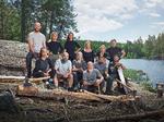 Programmet består af otte afsnit og har dansk premiere den 4. november. 