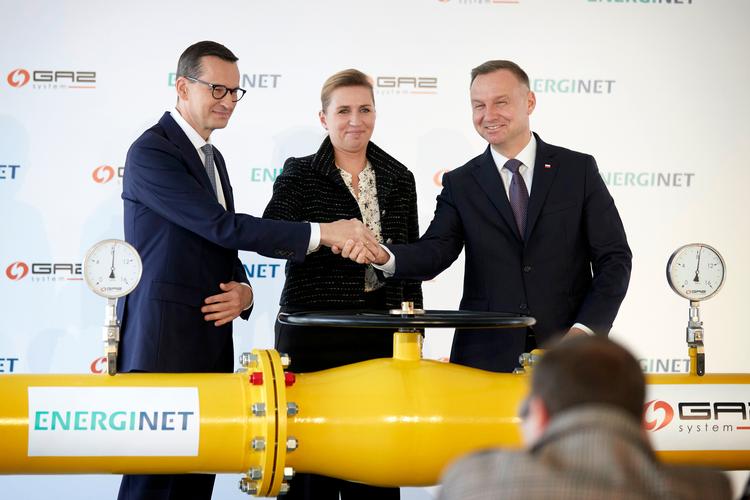 Statsminister Mette Frederiksen ved åbningen af gasledningen Baltic Pipe i Stettin, Polen, sammen med den polske premierminister Mateusz Morawiecki  og den polske præsident Andrzej Duda. Foto: Jens Dresling