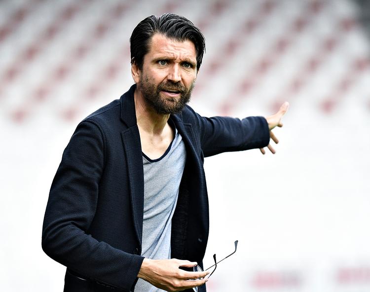 Da Peter Hyballa ankom til Esbjerg fB for at træne klubbens førstehold holdt han en så horribel tiltrædelsestale, at den burde have kostet ham jobbet på stedet. Træneren valgte i stedet selv at sige op få uger senere efter anklager om truende og voldelig adfærd over for spillertruppen.  Foto: Ernst van Norde