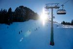 Det bliver dyrere at sætte sig til rette i skiliften og blive transporteret op på bjerget. De stigende priserne på energi og el sender prisen på liftkort op.  Foto: Thomas Borberg