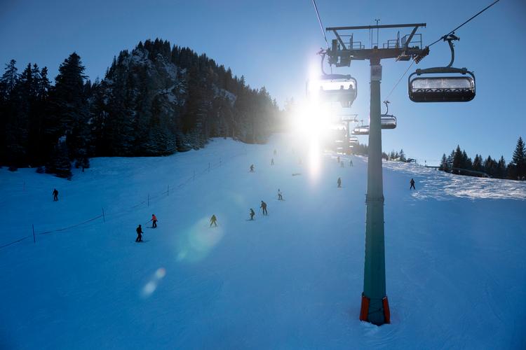 Det bliver dyrere at sætte sig til rette i skiliften og blive transporteret op på bjerget. De stigende priserne på energi og el sender prisen på liftkort op.  Foto: Thomas Borberg