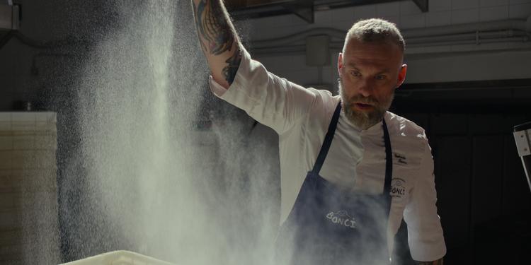 Italienske Gabriele Bonci, pizzaens Michelangelo, er en af dem, der bliver portrætteret i den nye Netflix-serie 'Chef’s Table: Pizza'. Foto: Cr. Netflix © 2022