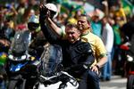 Den nuværende præsident Jair Bolsonaro på motorcyklen i Sao Paolo for nogle dage siden. Søndag er der valg i landet. Foto: Miguel Schincariol/Ritzau Scanpix