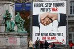 Aktivister har forsøgt at lægge pres på de europæiske politikere for at få dem til at indføre langt mere vidtgående og effektive sanktioner mod Putinregimet i Rusland. Blandt andet ved hjælp af dette banner, der skulle gøre politikerne i EU-Parlamentet opmærksomme på problemerne ved at købe russisk energi. Foto: Yves Herman/Ritzau Scanpix