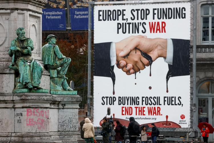 Aktivister har forsøgt at lægge pres på de europæiske politikere for at få dem til at indføre langt mere vidtgående og effektive sanktioner mod Putinregimet i Rusland. Blandt andet ved hjælp af dette banner, der skulle gøre politikerne i EU-Parlamentet opmærksomme på problemerne ved at købe russisk energi. Foto: Yves Herman/Ritzau Scanpix