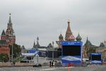 I Moskva er forberedelserne til fredagens ceremoni, hvor præsident Vladimir Putin vil underskrive et dokument, der officielt – i Ruslands øjne – gør de fire besatte ukrainske regioner til en del af Rusland. På de blå bannere står 'Donetsk, Luhansk, Zaporizjzja, Kherson – Rusland'. Foto: Evgenia Novozhenina/Ritzau Scanpix