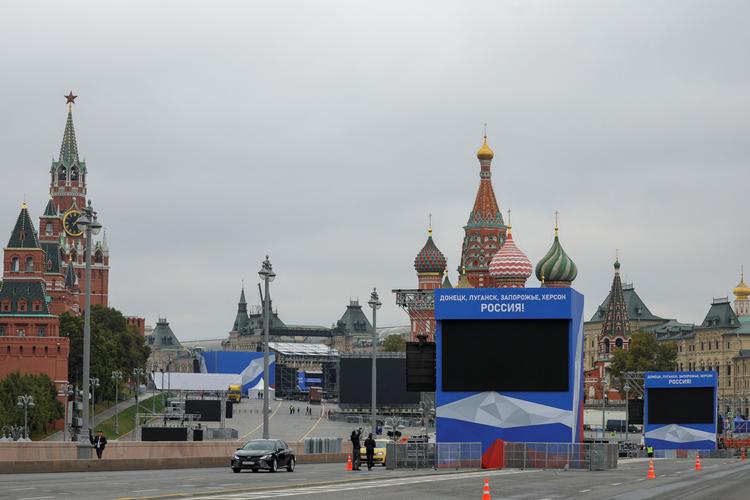 I Moskva er forberedelserne til fredagens ceremoni, hvor præsident Vladimir Putin vil underskrive et dokument, der officielt – i Ruslands øjne – gør de fire besatte ukrainske regioner til en del af Rusland. På de blå bannere står 'Donetsk, Luhansk, Zaporizjzja, Kherson – Rusland'. Foto: Evgenia Novozhenina/Ritzau Scanpix