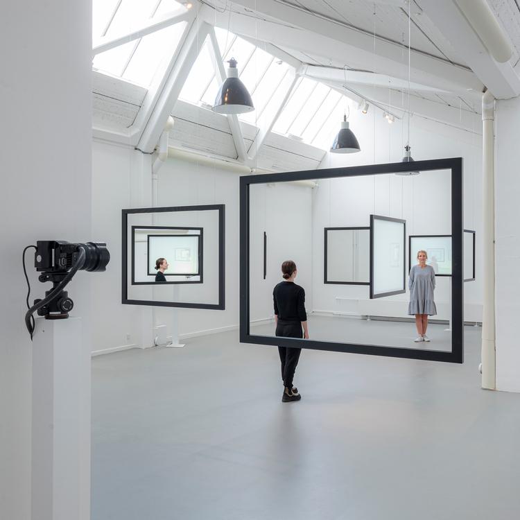 Kunstværket af Tsuda Michiko spiller på tid og refleksion. Det er diverterende og let forvirrende, men skal ikke være årsagen til at besøge udstillingen.  Foto: Jens Lindhe