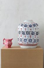 Keramik og tekstil i smukt parløb her, hvor Claydies' Sweater i ren keramik har fået fornemt selskab af Martine Myrups indpakkede kande.  Foto: Julie Vöge