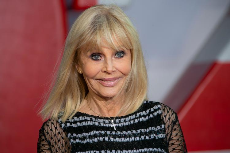 Som en af alle tiders mest berømte Bondfilm-kvinder deltog Britt Ekland i verdenspremieren i London på den nyeste Bondfilm, 'No Time to Die'.  Foto: Joel C Ryan/Ritzau Scanpix