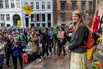 19-årige 'Rod' foran Københavns Byret. I baggrunden hænger gule flag fra Extinction Rebellion (til venstre) og søsterorganisationen Animal Rebellion (til højre). Foto: Jacob Ehrbahn