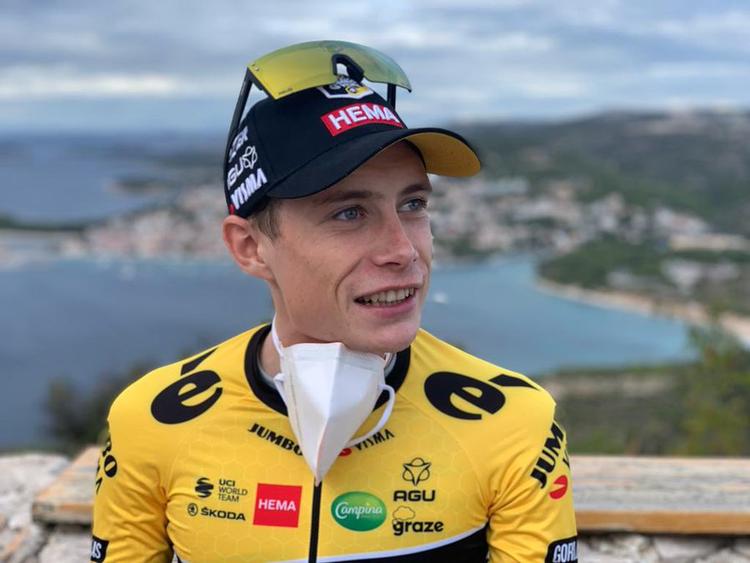 En glad Jonas Vingegaard interviewes efter sejren med Adriaterhavet i baggrunden. Foto: Cro Race. 