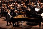 Den unge russiske pianist Andrej Gugnin var solist ved Torsdagskoncerten. Med ryggen til ses den hviderussiske dirigent og Malkovinder Dimitrij Matvienko. Foto: Hannah Aurora Almstrup