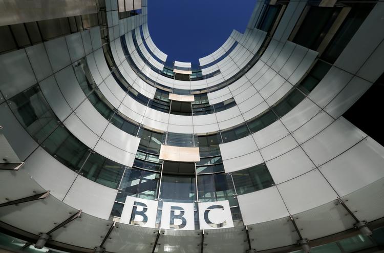 Som et led i BBC's tilpasning til en moderne digital tid har regeringen foreslået, at medie-mastodonten fra 2027 ikke længere skal være licensfinansieret. (arkivfoto)   Foto: Ag Ws**lon**/ASSOCIATED PRESS
