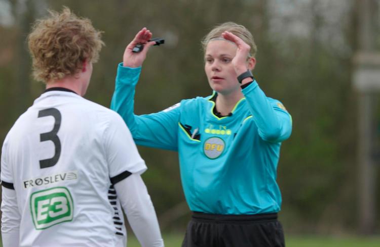 20-årige Julie fra Aabenraa har allerede flere hundrede kampe i bæltet, og hun formår at sætte sig igennem som dommer.  Foto: Pipeline Productions