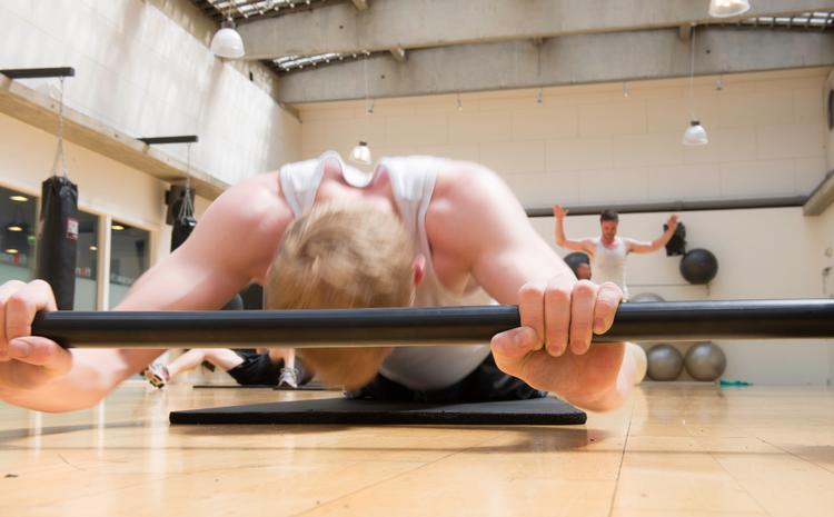 Ingen af personerne på fotoet her har tabt fatningen i et fitnesscenter - håber jeg. Det er blot en illustration. Arkivfoto Kim Adrian