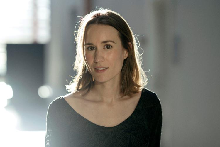 DR's podcast-serie Genstart, der har Anna Ingrisch som vært, bobler over af gode lyde, men er for sent ude med nyhederne.  Foto: Agnete Schlichtkrull/DR