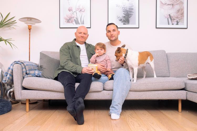  Søren Kristensen og Søren Juliussen har fået datteren Charlie ved hjælp af altruistisk surrogasi. Det var Søren Juliussens søster, der bar barnet, og de tre måtte en tur til Spanien for at få drømmen om et barn til at gå i opfyldelse Foto: Hannah Aurora Almstrup