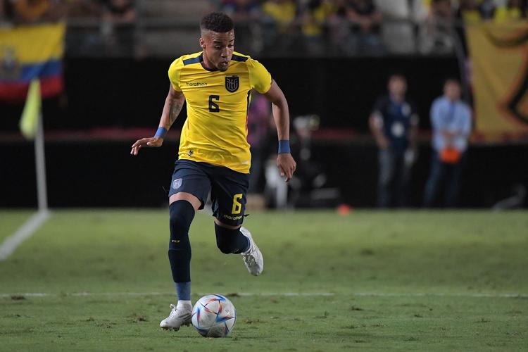 Byron Castillo spillede otte kampe for Ecuador i VM-kvalifikationen. Men Chile mener at vide, at han er født i Colombia, og at han dermed er blevet brugt ulovligt. Foto: Jose Jordan/Ritzau Scanpix