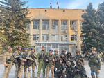 Ukrainske tropper poserer efter at have generobret Lyman i Donetsk.   . Foto: Oleksiy Biloshytskyi/Ritzau Scanpix