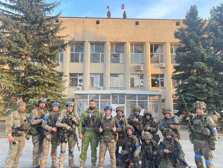 Ukrainske tropper poserer efter at have generobret Lyman i Donetsk.   . Foto: Oleksiy Biloshytskyi/Ritzau Scanpix