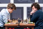 Magnus Carlsen (tv.) måtte, selv omn han havde de hvide brikker, se sig slået af Hans Niemann (th.). Men det foregik ikke efter bogen, hævder verdensmesteren. Foto: Fuller