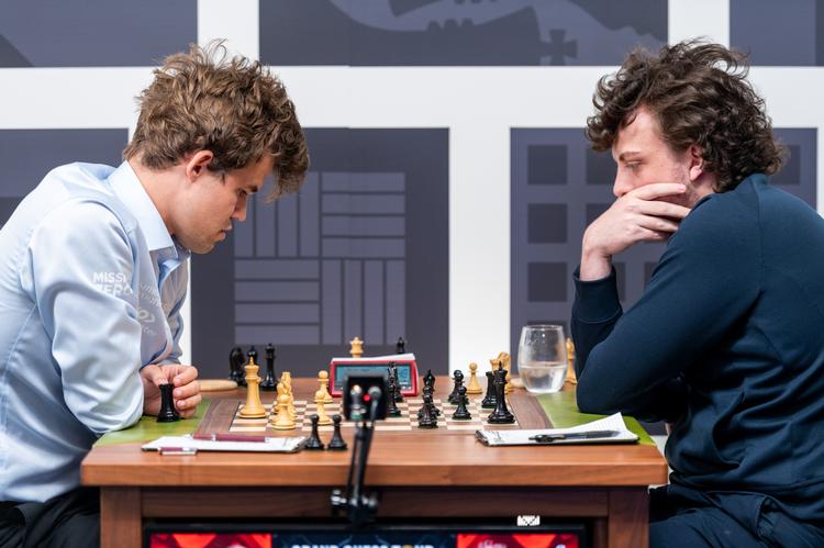 Magnus Carlsen (tv.) måtte, selv omn han havde de hvide brikker, se sig slået af Hans Niemann (th.). Men det foregik ikke efter bogen, hævder verdensmesteren. Foto: Fuller