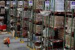 Amazon er rykket ind i Europa med fri fragt-abonnement. Nu vil Frankrig lægge 3 euro i gebyr på alle online bogkøb for at afbøde effekten af  konkurrencen fra e-handel-giganten.   Foto: Lucas Jackson/Ritzau Scanpix