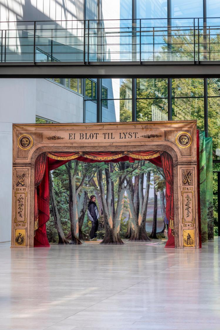 I et stærkt forstørret modelteater af pap har kunstneren Ana Pavlovic iscenesat et bryllup mellem en dansk mand og en østeuropæisk kvinde. Og det er kunstneren, der har taget på sig at være dukkefører for de tilstedeværende gæster. Installationen er fra 2019 og tilhører Ana Pavlovic. Foto: Thomas Andersen