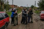 Ukrainske borgere krammer hinanden, efter de er blevet evakueret til landsbyen Kamianka i Kharkiv-regionen.  Foto: Stringer/Ritzau Scanpix