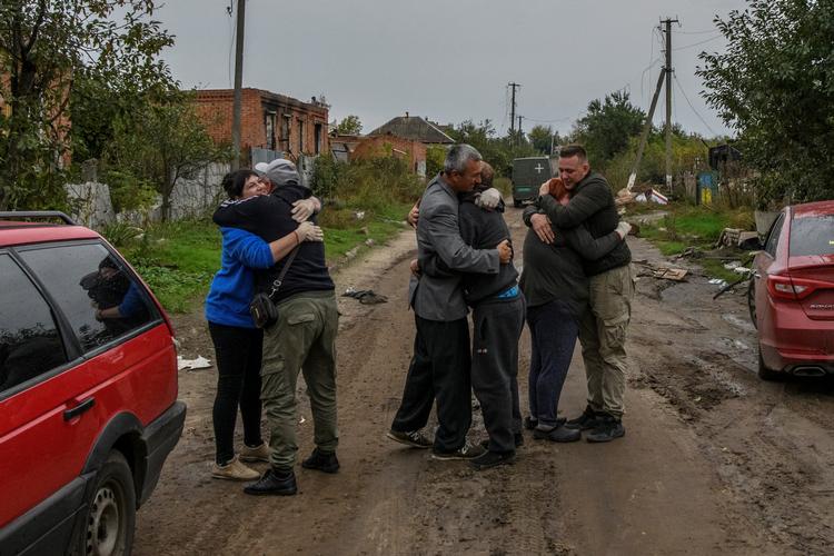 Ukrainske borgere krammer hinanden, efter de er blevet evakueret til landsbyen Kamianka i Kharkiv-regionen.  Foto: Stringer/Ritzau Scanpix