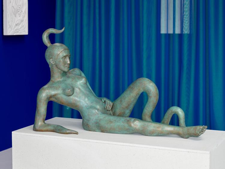 'Accendance' er titlen på denne skulptur i patineret bronze og fibergips af Sif Itona Westerberg. Stilen er nærmest arkaisk og har ligesom titlen fået en krølle på. For hvad 'accendance' betyder, ved kun de græske guder. Måske er det hele en bevidst mutation.   Foto: Gether Contemporary/Malle Madsen