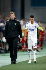 Zeca blev båret fra banen i søndagens kamp mod AGF i Parken. Selv om han selv kunne humpe ned i omklædningsrummet, var der fra start en fornemmelse af, at skaden var alvorlig.   Foto: Jens Dresling