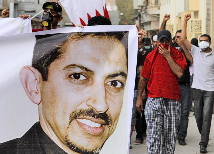  Abdulhadi al-Khawaja - aktivist for demokrati og menneskerettigheder i Bahrain i 2011 - fængslet efter en vilkårlig retssag siden da., men fortsat et ikon for Bahrains demokrati-bevægelse.
 Foto: Hasan Jamali/AP